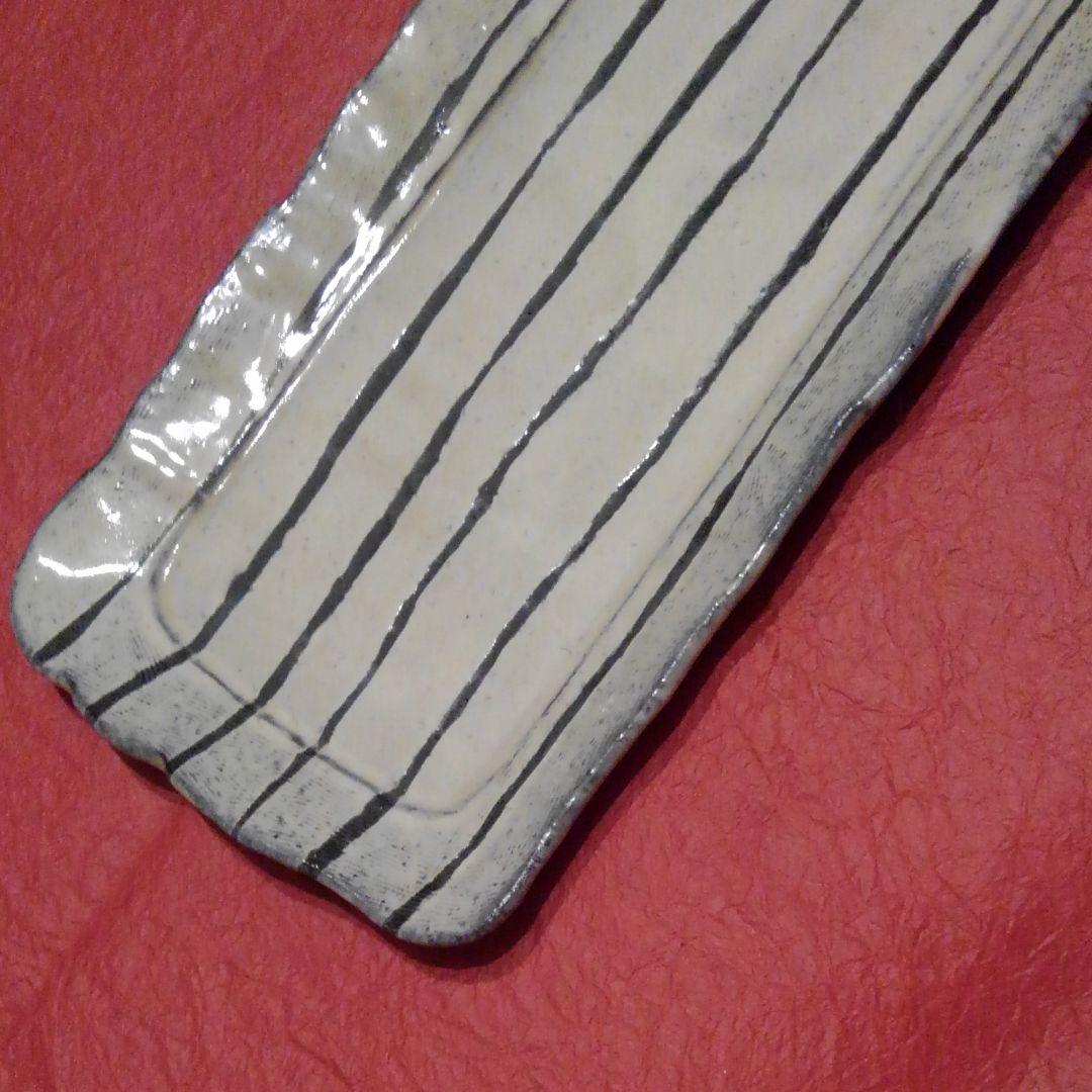 信楽焼 粉引線彫長々皿