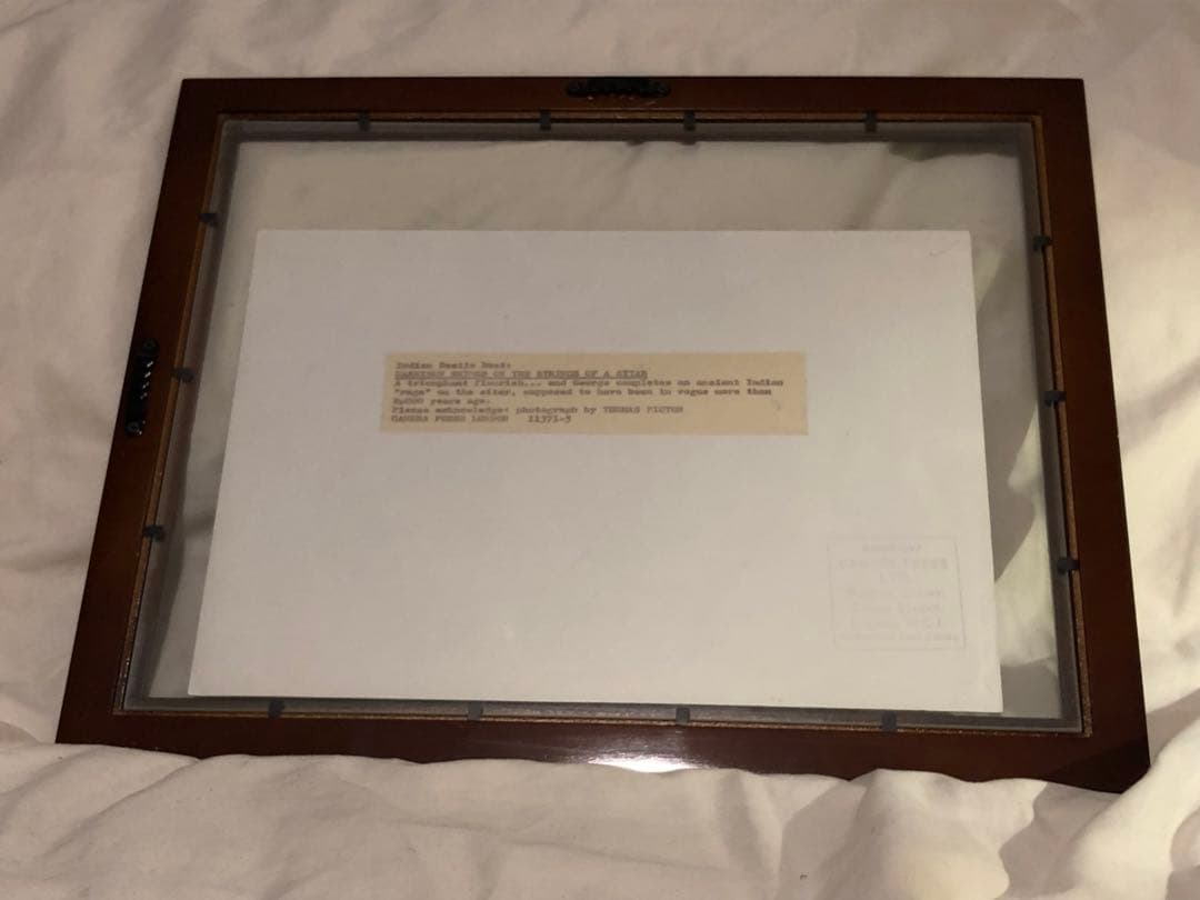 ジョージ・ハリスン シタール演奏 ポートレート写真 額装 カメラプラス