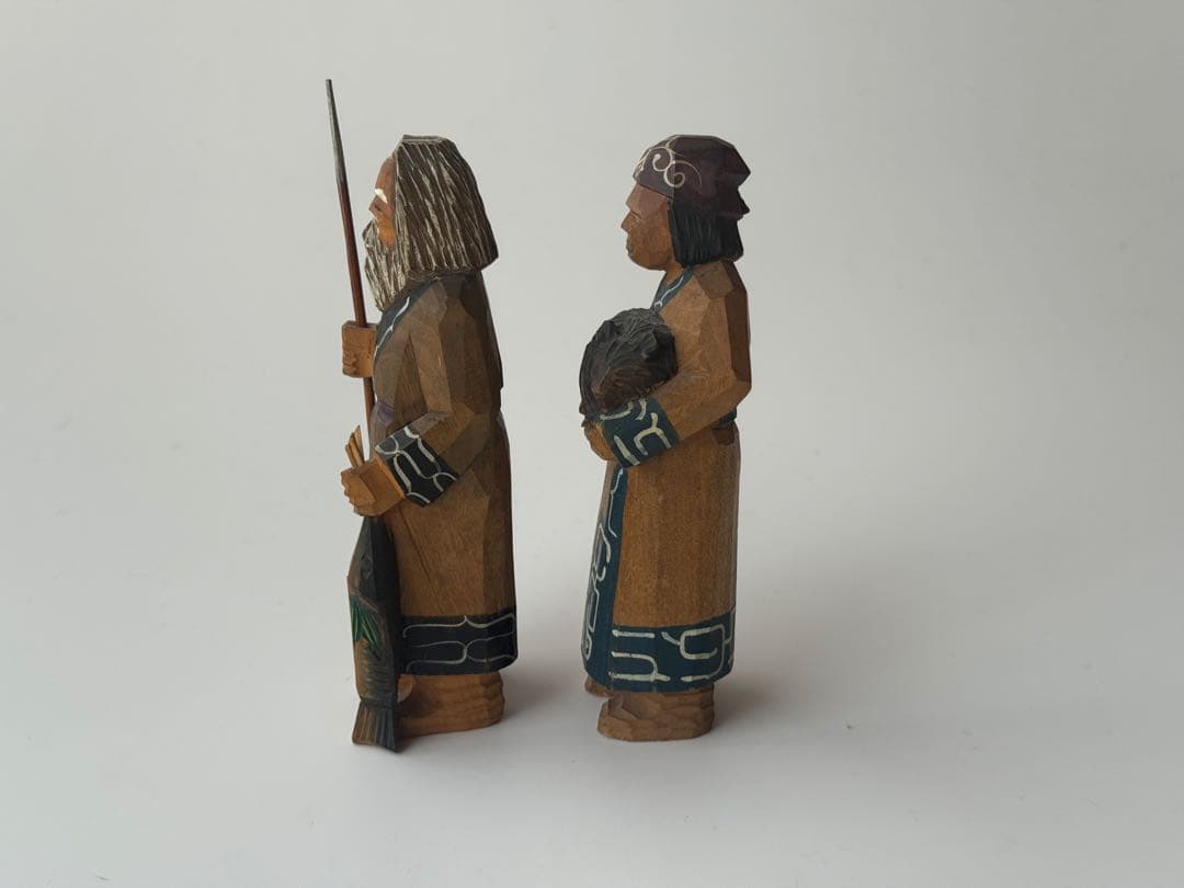 木彫り 農民美術 木端人形 アイヌ 夫婦 小熊 鮭 2体セット