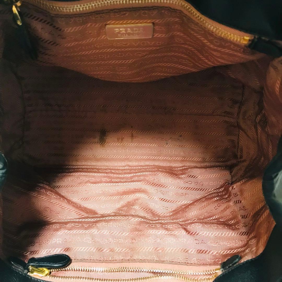 【美品】プラダ ハンドバッグ リボン ゴールドロゴ ナイロン 黒 ロゴプレート