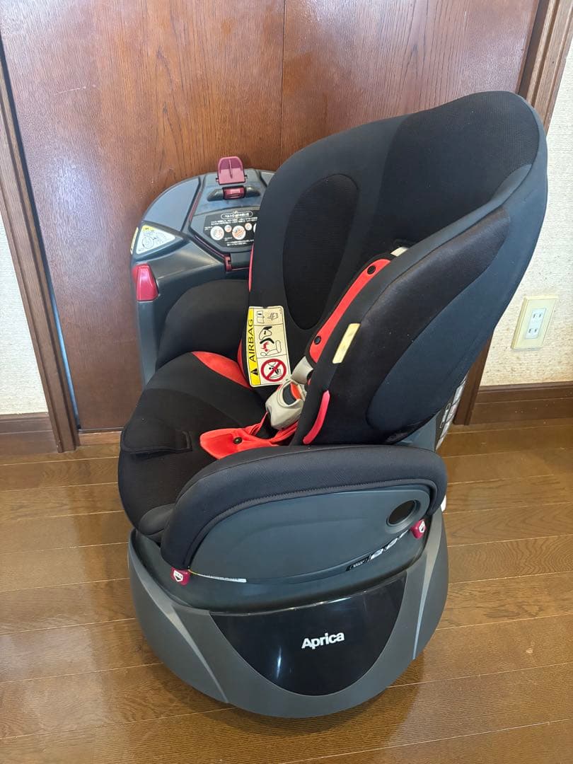 Aprica チャイルドシート 黒/赤 リクライニング