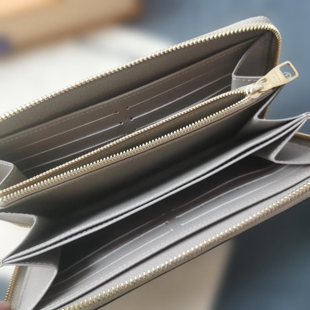 美品 M69794 グレー 二つ折り財布