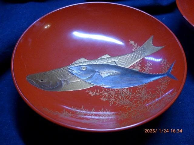 美品　大変素晴らしい蒔絵の「魚貝ずくし」絵変わり蒔絵　五つ組　盃台