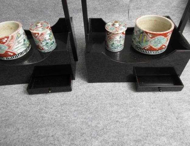 伊万里焼錦手火入れ付き黒塗たばこ盆一対箱入り B25631 酒器☆