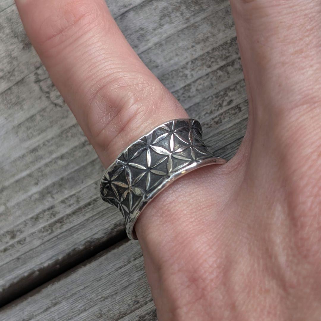 ハンドメイドのシルバーリング インディアンジュエリー風 スタンプワーク