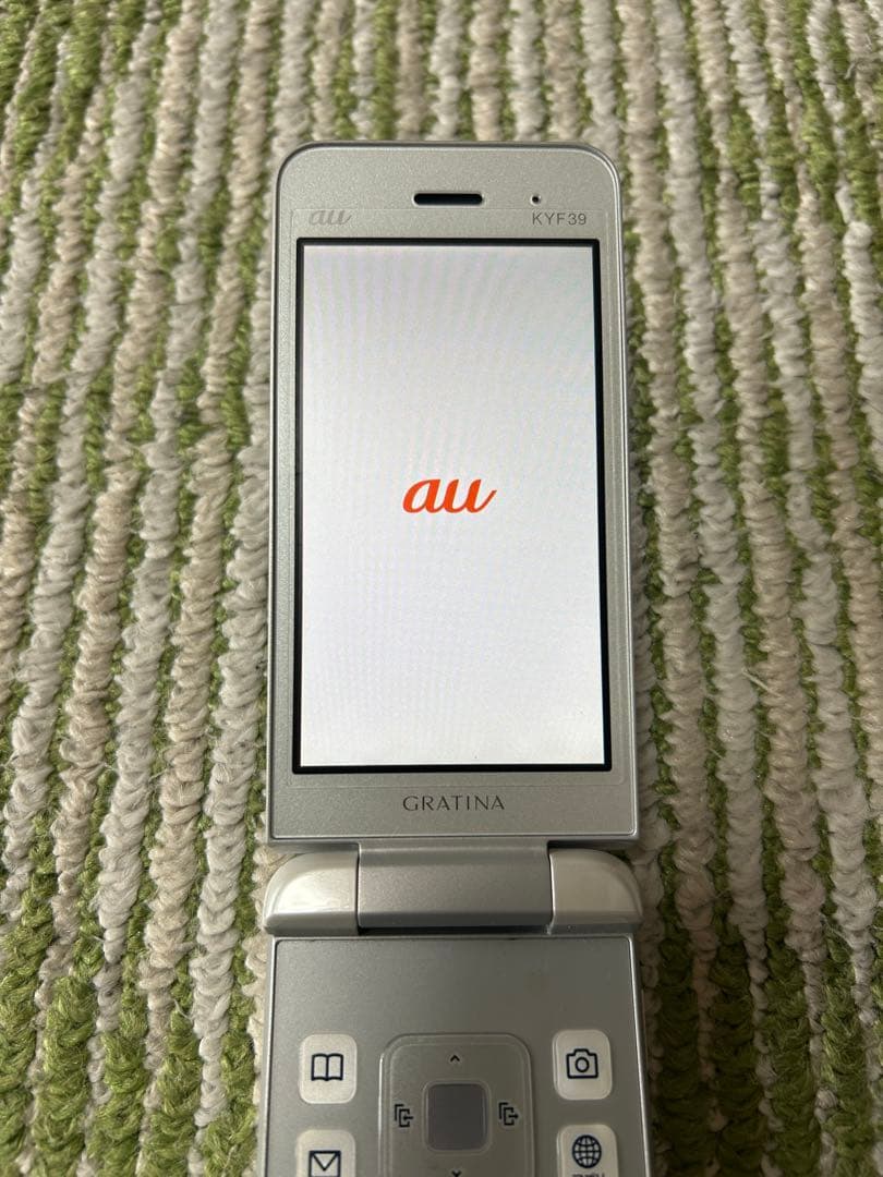 GRATINA KYF39 ホワイトシルバー折りたたみ式携帯電話 本体