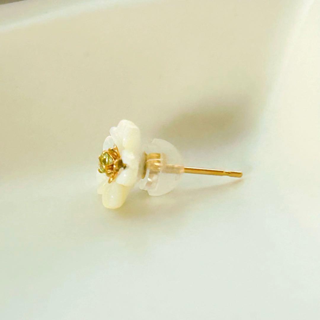 cui-cui】K18YGシェル カラーストーン フラワー（ペリドット） - メルカリ