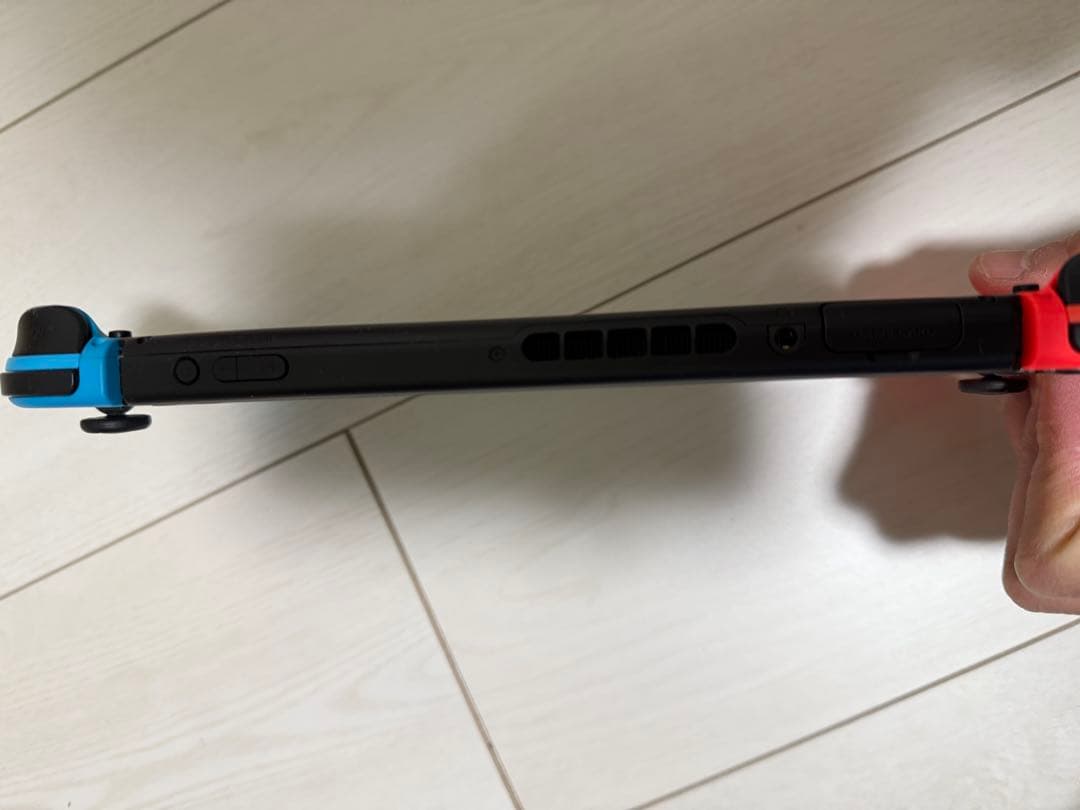 任天堂Switch本体（純正キャリングケース付き）