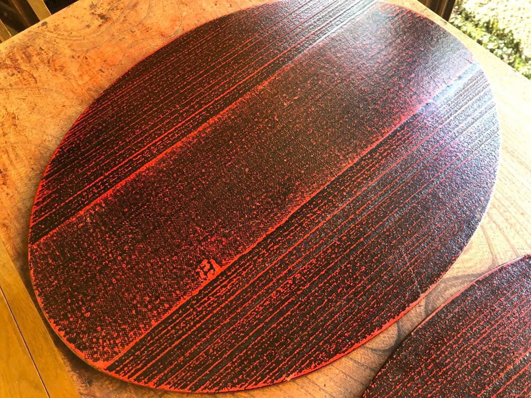 どっしり刳り貫き木地に深みある溜塗の美しいお膳3点（検