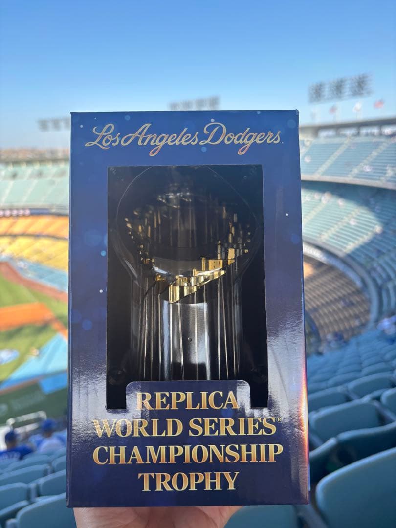 ワールドシリーズトロフィー レプリカ ドジャース 6/17試合配布