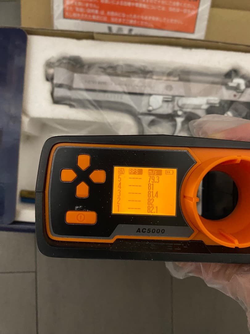 M92FS MAGNAシリーズのシルバーガスガン、リアルな外観と操作感が特徴。