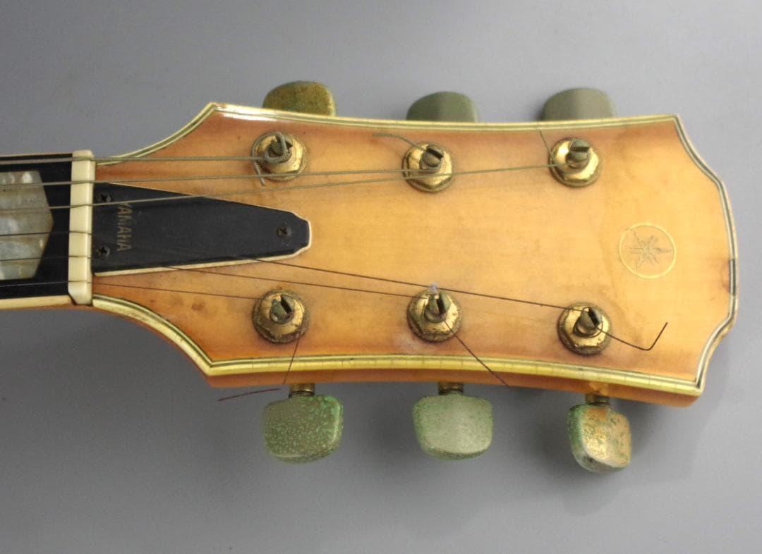 YAMAHA セミアコエレキギター