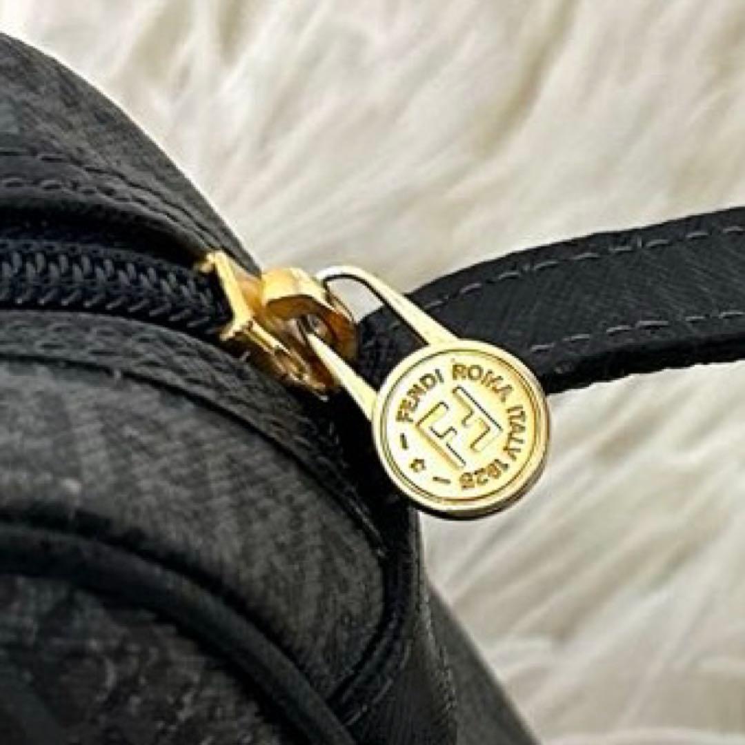 美品　FENDI ズッキーノ　FF柄　カメラバッグ　ショルダーバッグ　グレー