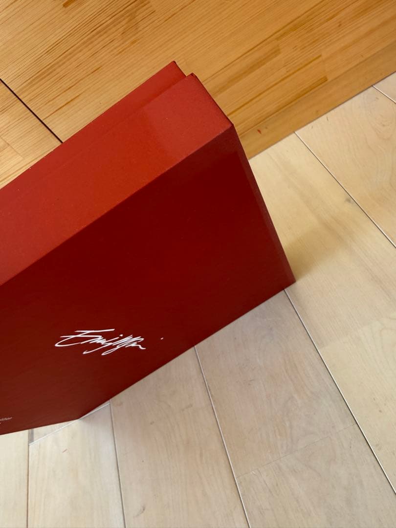 Emily Mae Smith「Live Forever」アーティストプレート