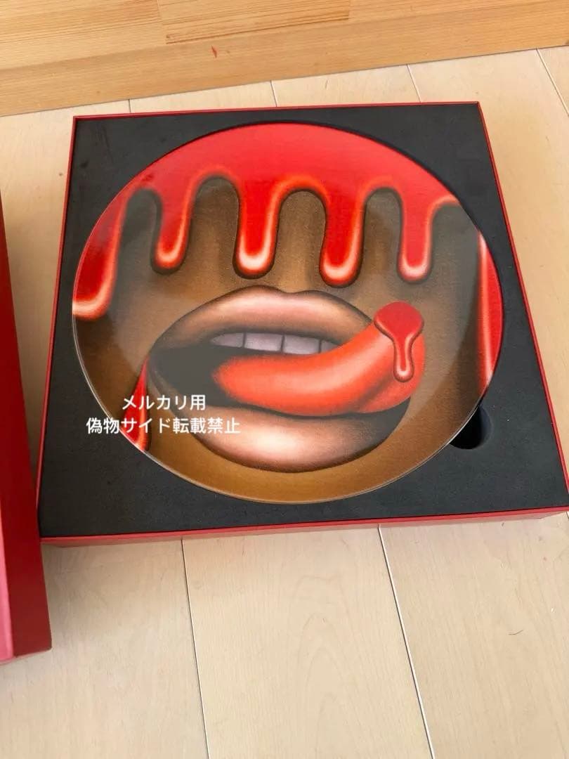 Emily Mae Smith「Live Forever」アーティストプレート