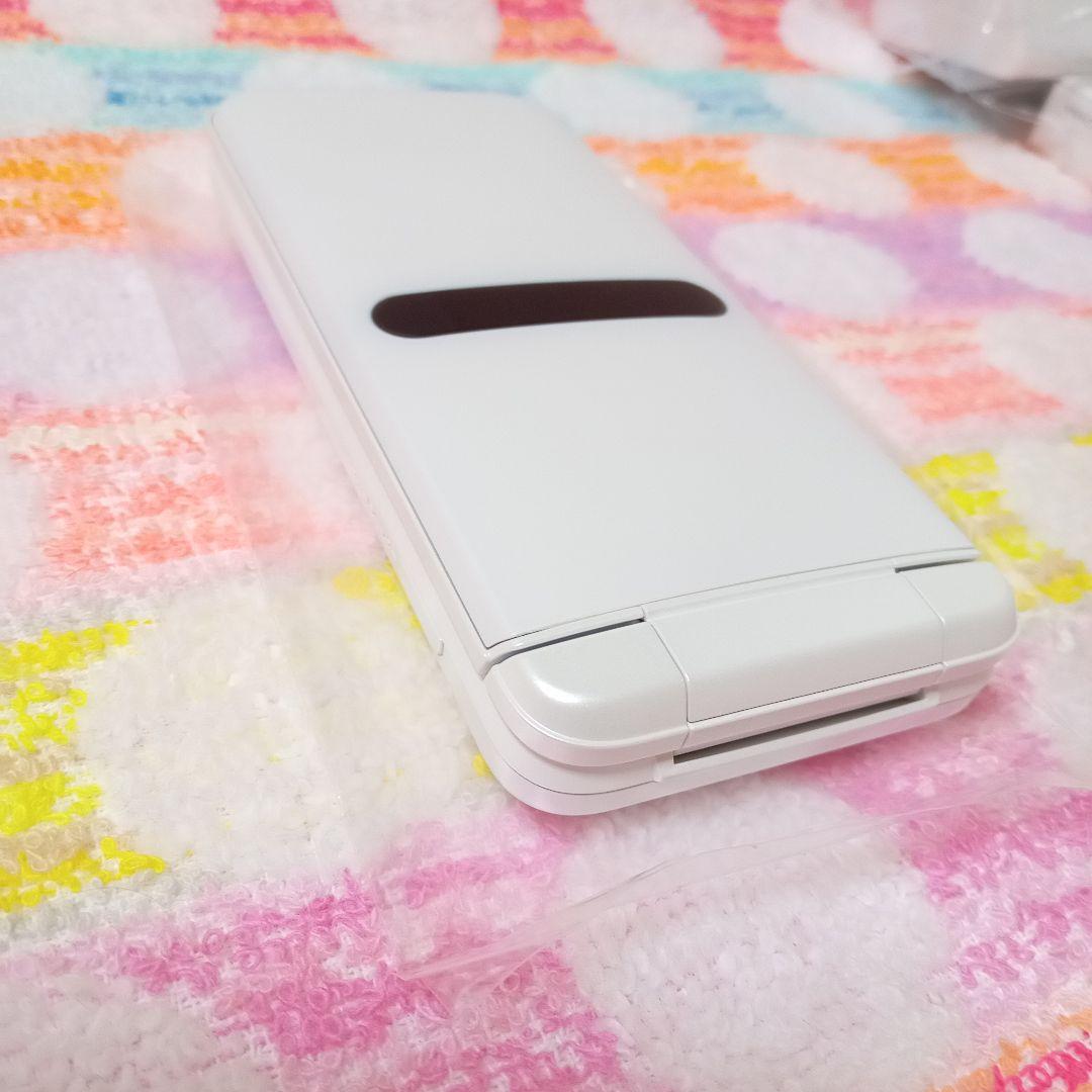 KYF42 GRATINA white 充電器セット 安心のメルカリ便 匿名配送 - メルカリ