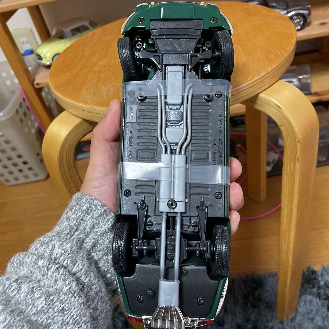 ミニカー 1/18 JAGUAR E-Type