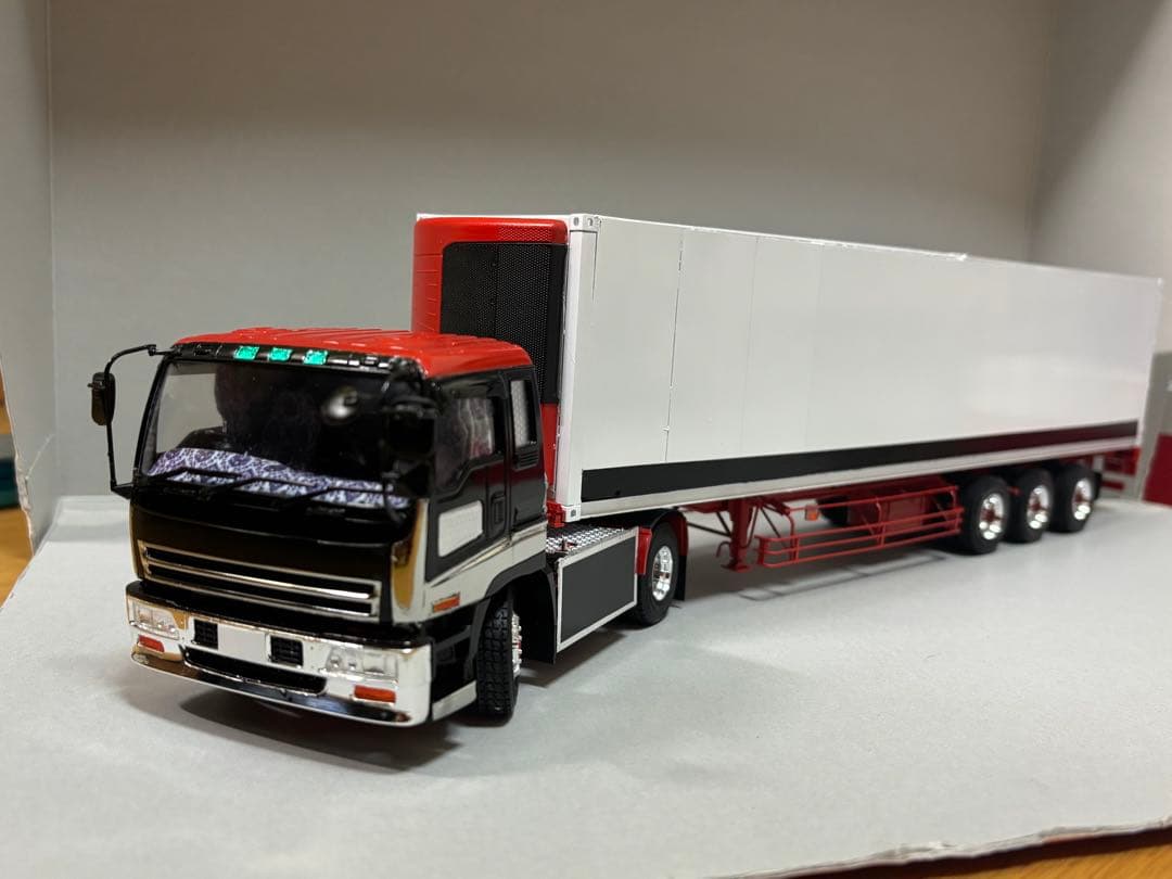 アオシマ 1/32 デコトラプラモデル いすゞギガ えさ屋・魚屋 冷凍