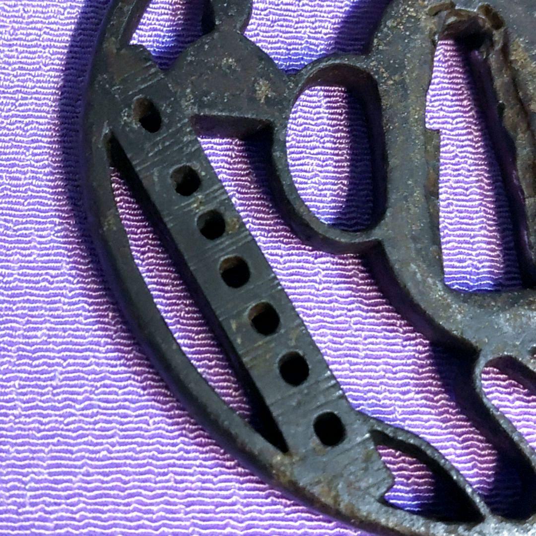 b3. 鼓と笛透し鐔　雅楽　和楽器　鉄地