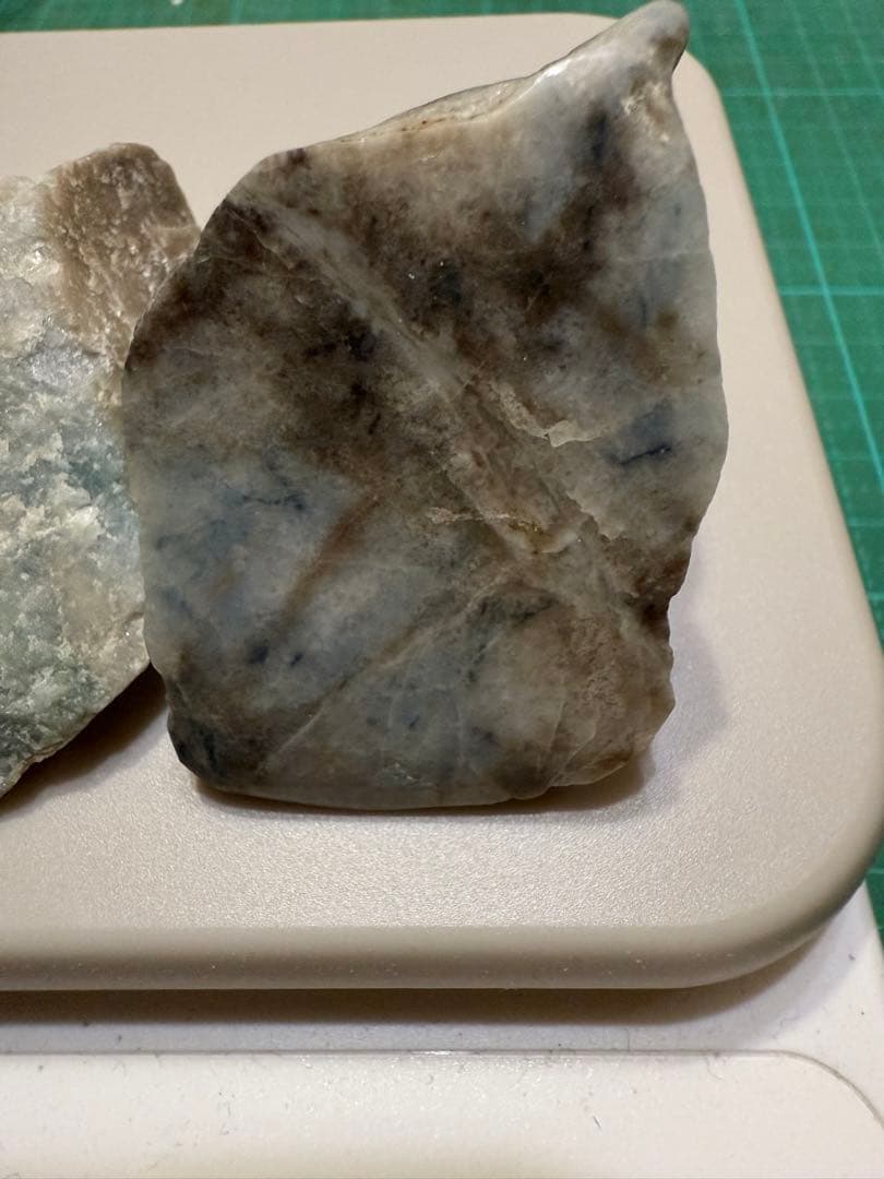 糸魚川翡翠‼️コン沢産地‼️素晴らしい原石2つ‼️計106.3g‼️破格