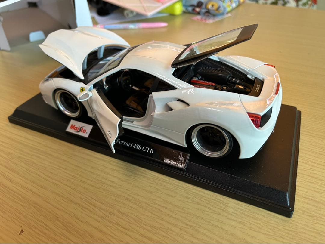 Maisto Ferrari 488 GTB ホワイト 1/18