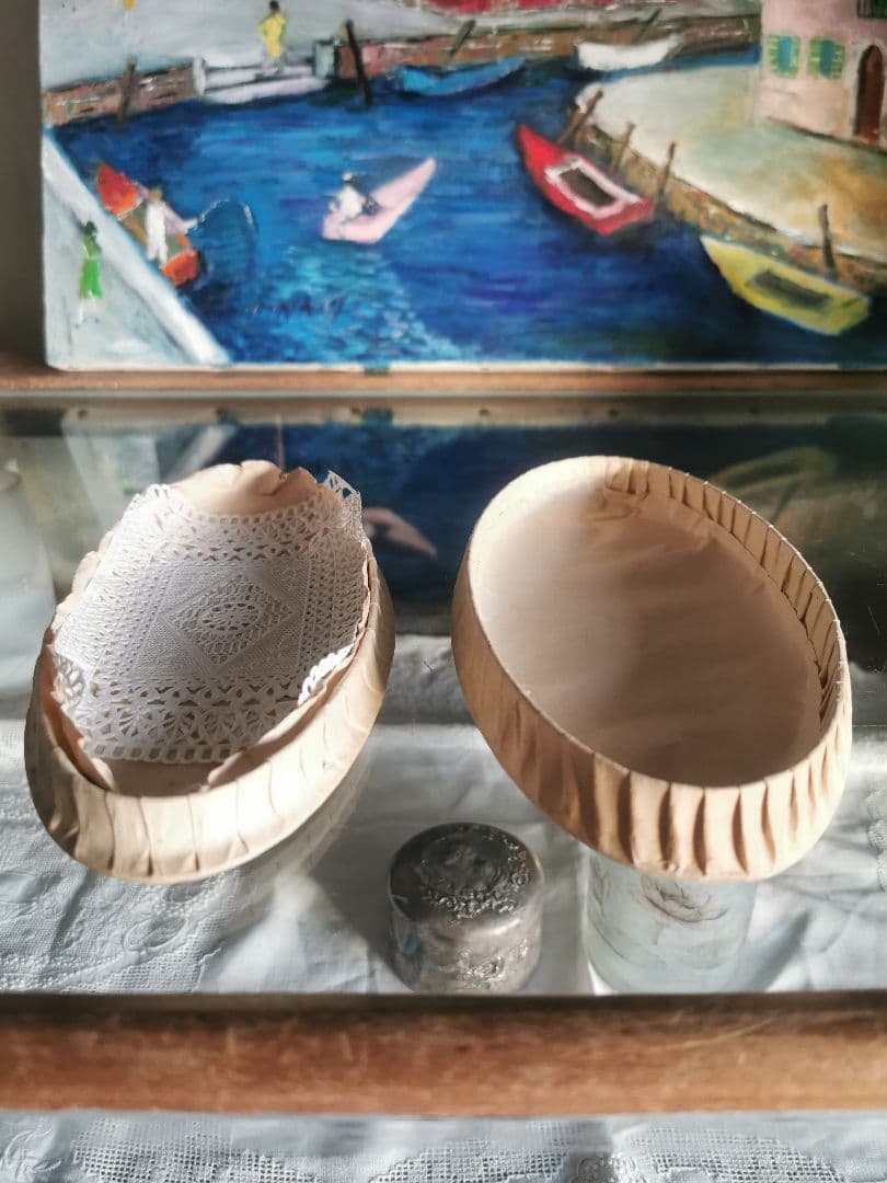 アンティーク フランス 揺り籠の赤ちゃんと母 花の金彩エンボス