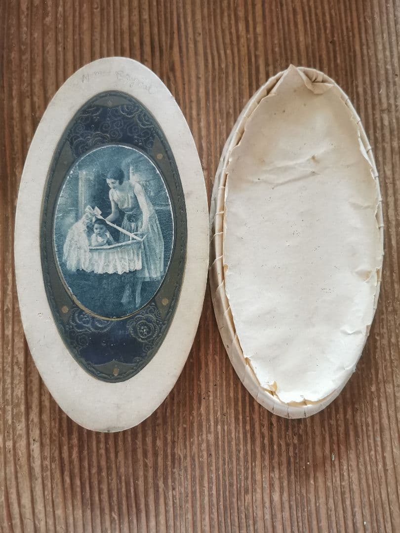 アンティーク フランス 揺り籠の赤ちゃんと母 花の金彩エンボス