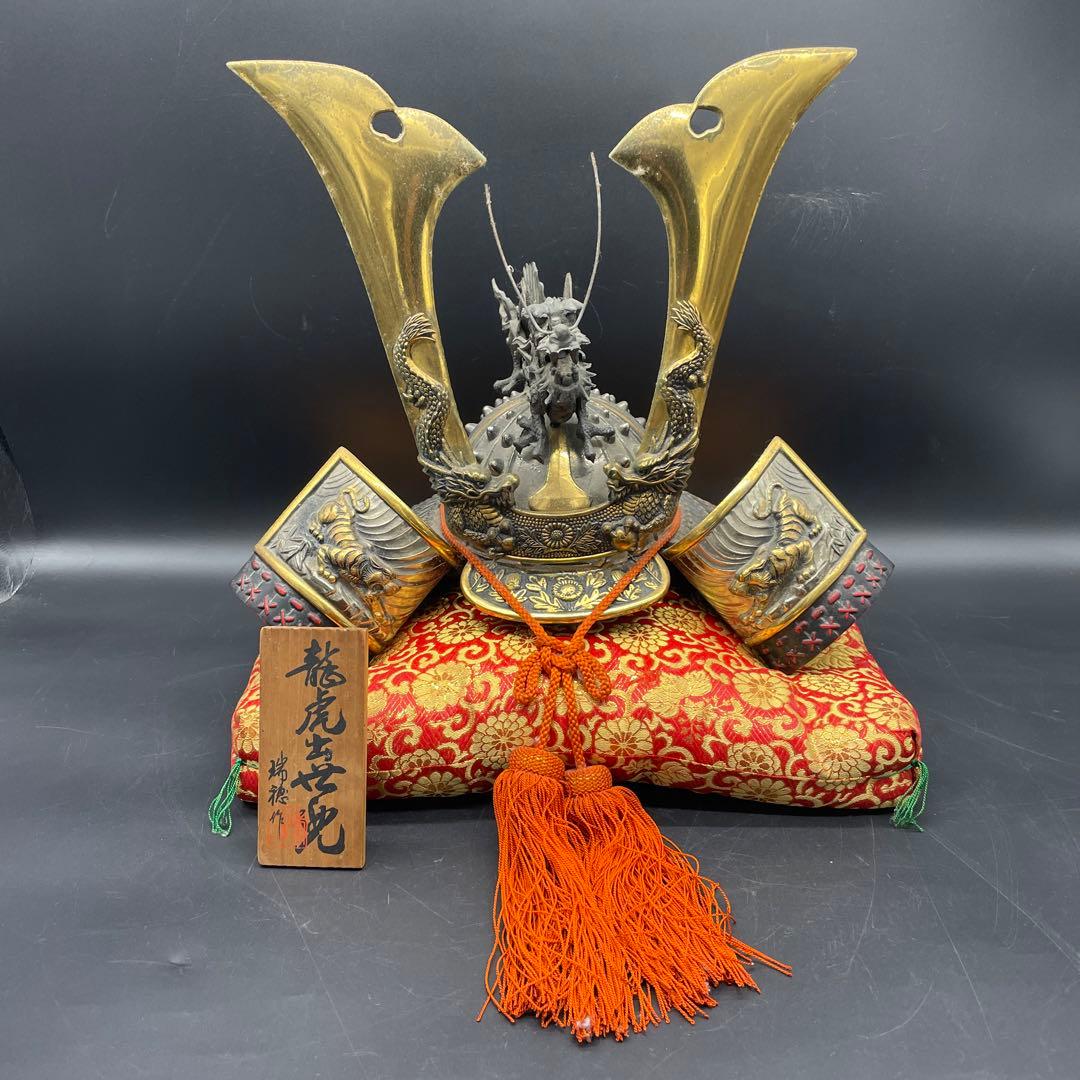 龍虎出世兜 兜飾り