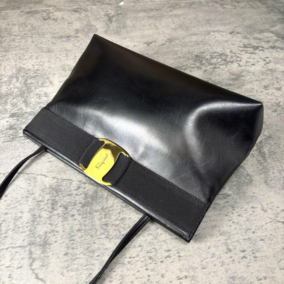 【美品】サルヴァトーレフェラガモ ヴァラリボン ミニショルダーバッグ レザー