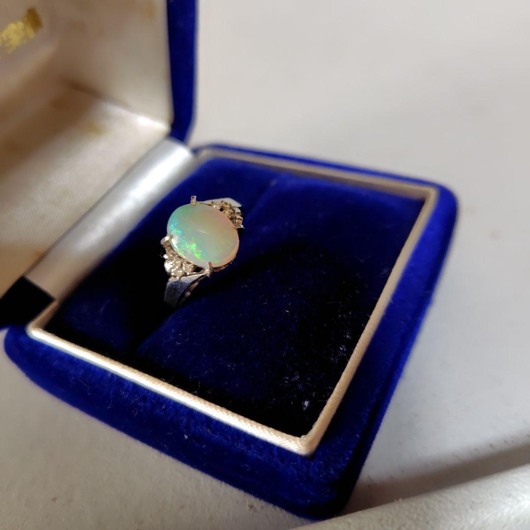 オパールの指輪です。