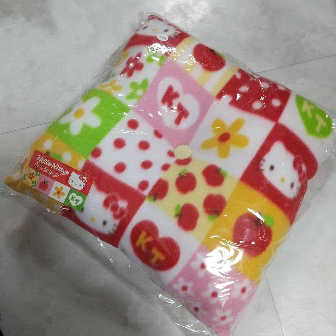 新品　ハローキティ　パッチワーク柄　クッション