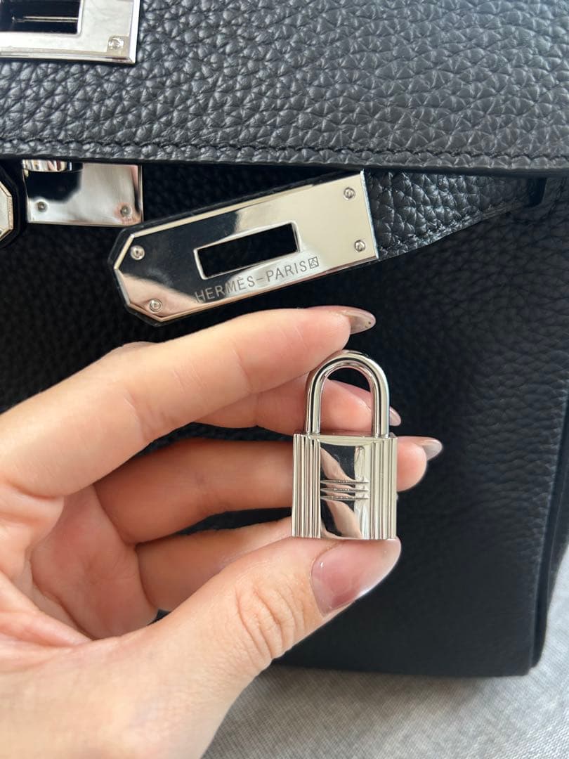 ブラックハンドバッグ