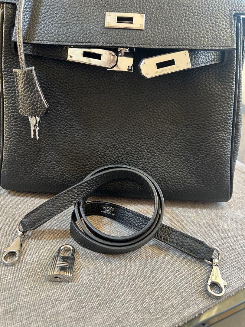 ブラックハンドバッグ