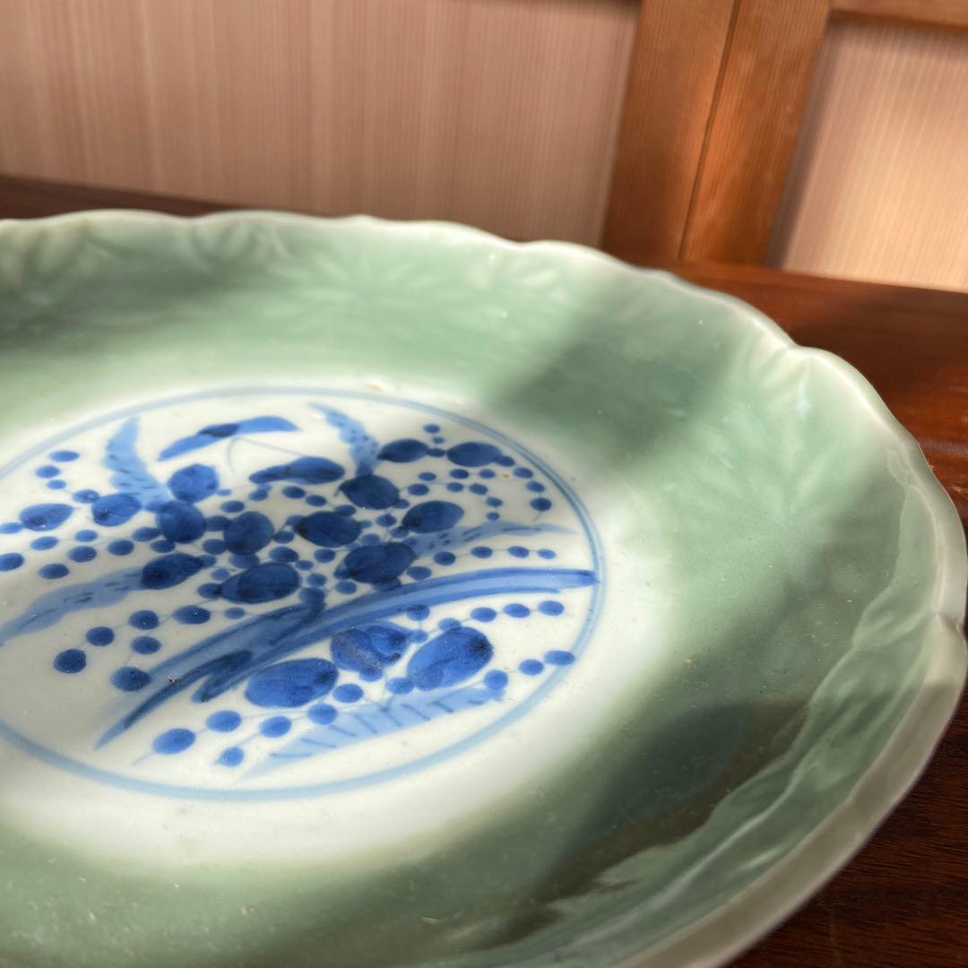 古伊万里青磁染付草の図輪花中皿 - メルカリ