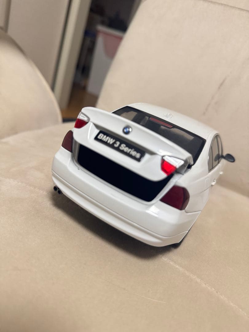 1/18 京商 BMW 330i E90 ホワイト