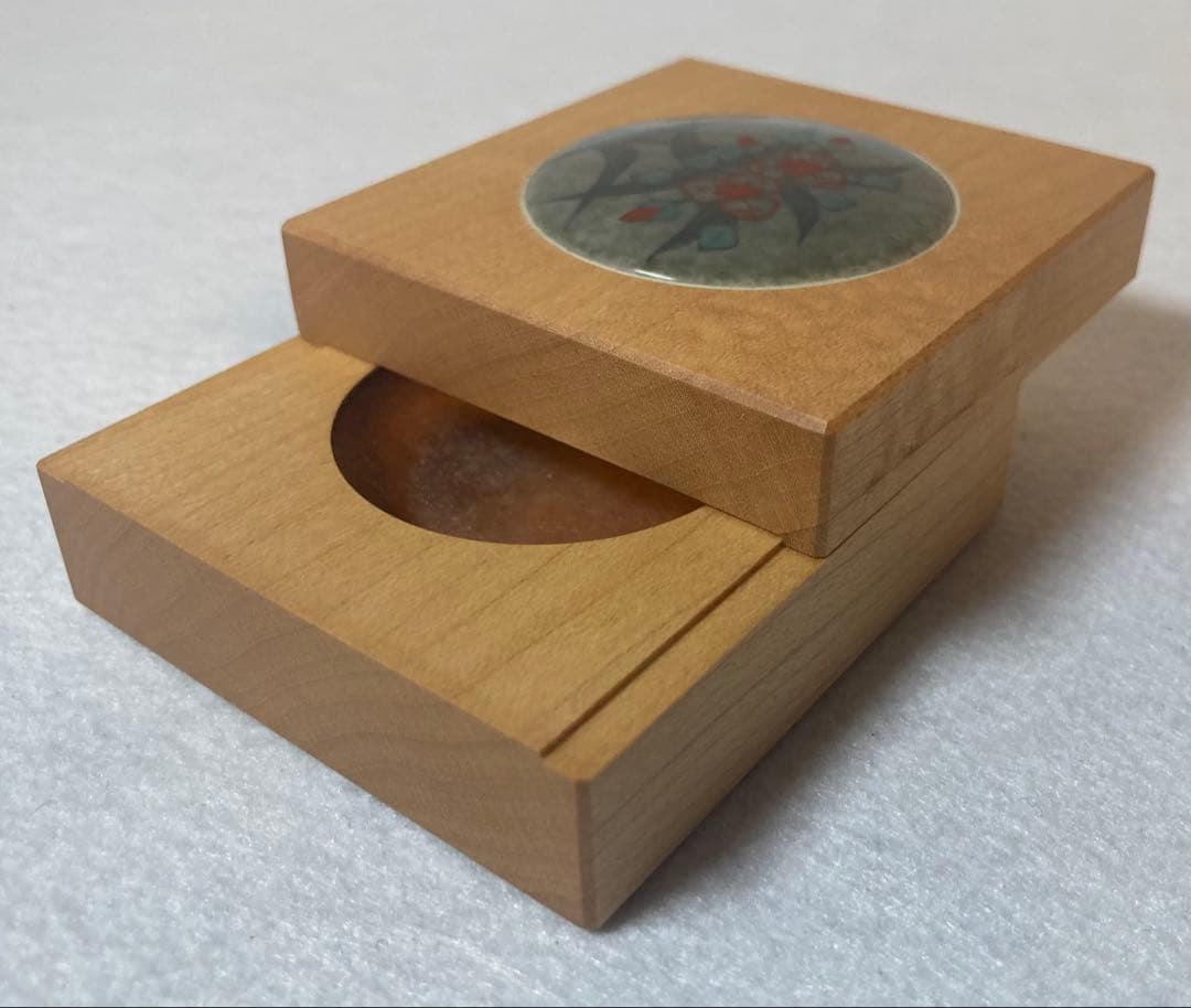 B291h 「色絵薄墨草花文 香合」十四代今泉今右衛門作　茶道具