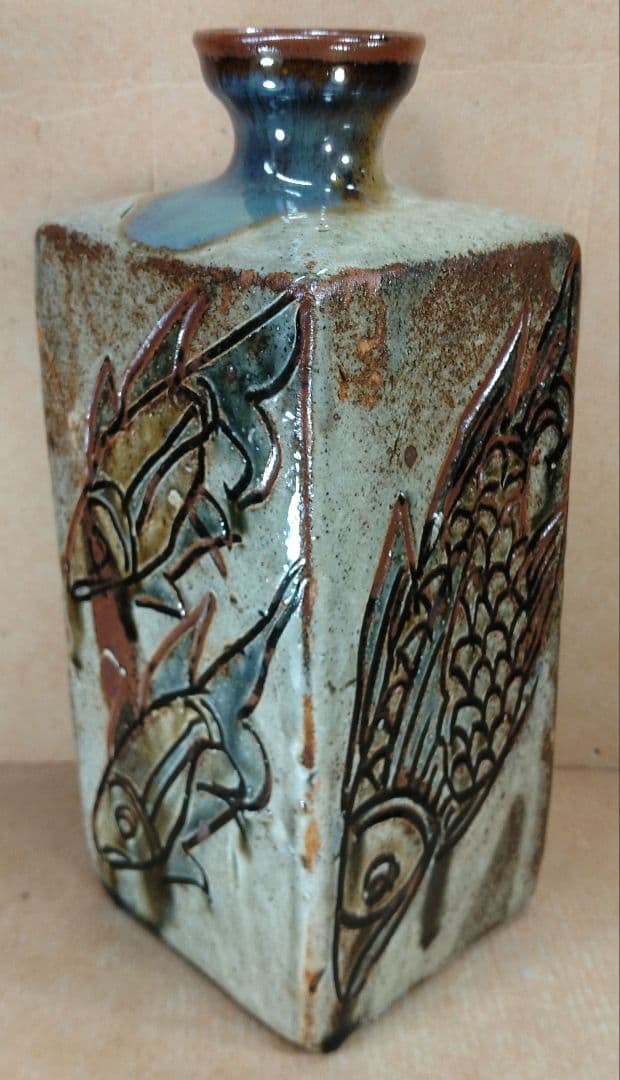 本物保証】金城次郎 魚紋角瓶 共箱 栞 人間国宝 壺屋焼 希少魚6匹 h24㎝