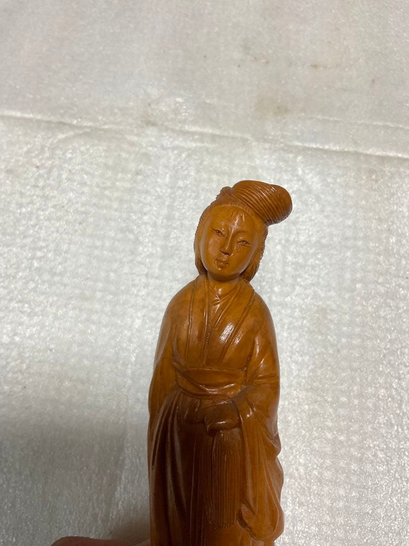 中華人民共和国製／少女の像【木製、高さ／15cm位の物となります。