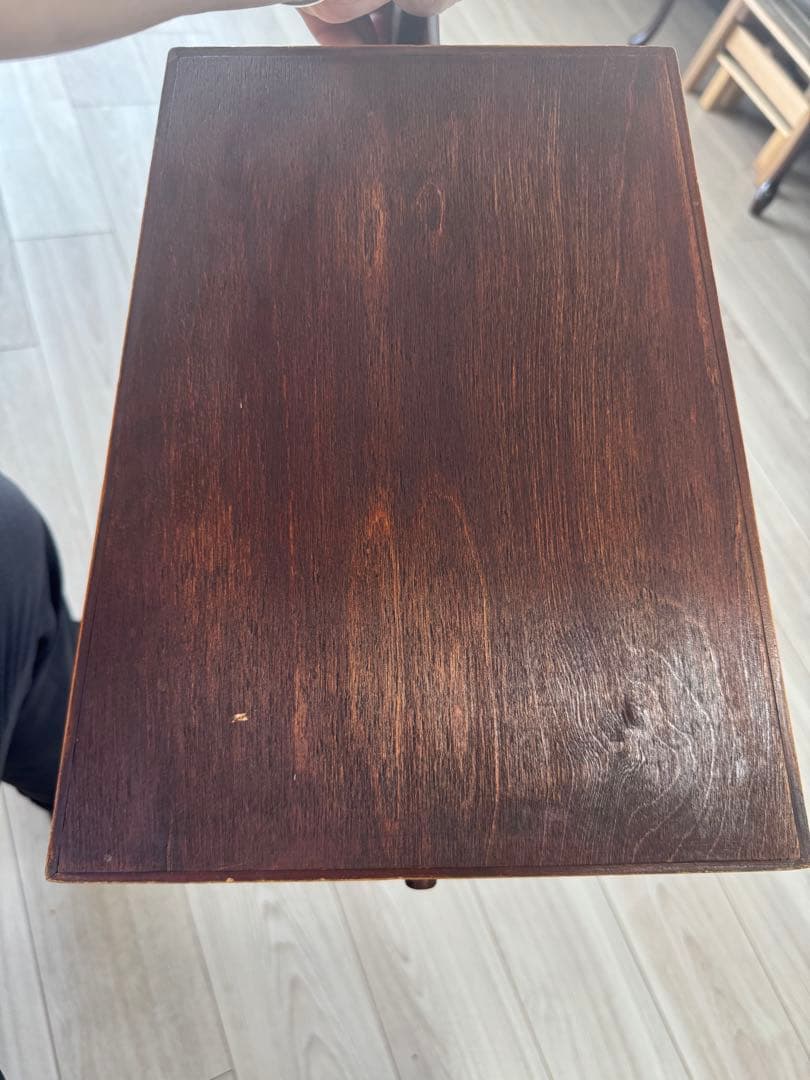 馬の頭彫刻の木製弦楽器