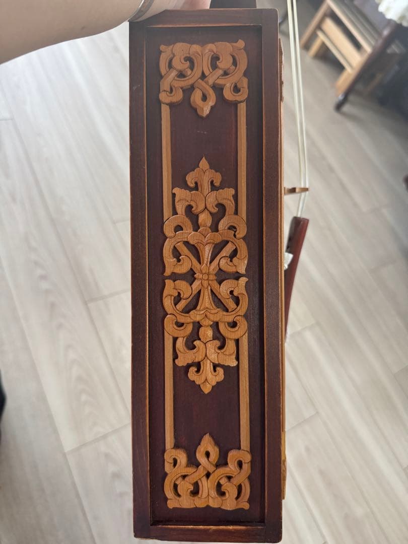 馬の頭彫刻の木製弦楽器