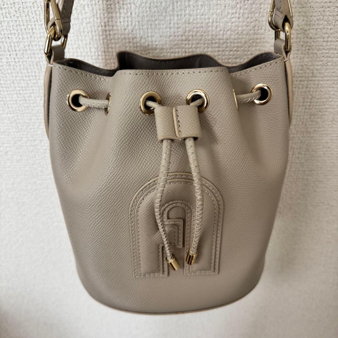 FURLA グレー ベージュバケットバッグ巾着　kym-namです。