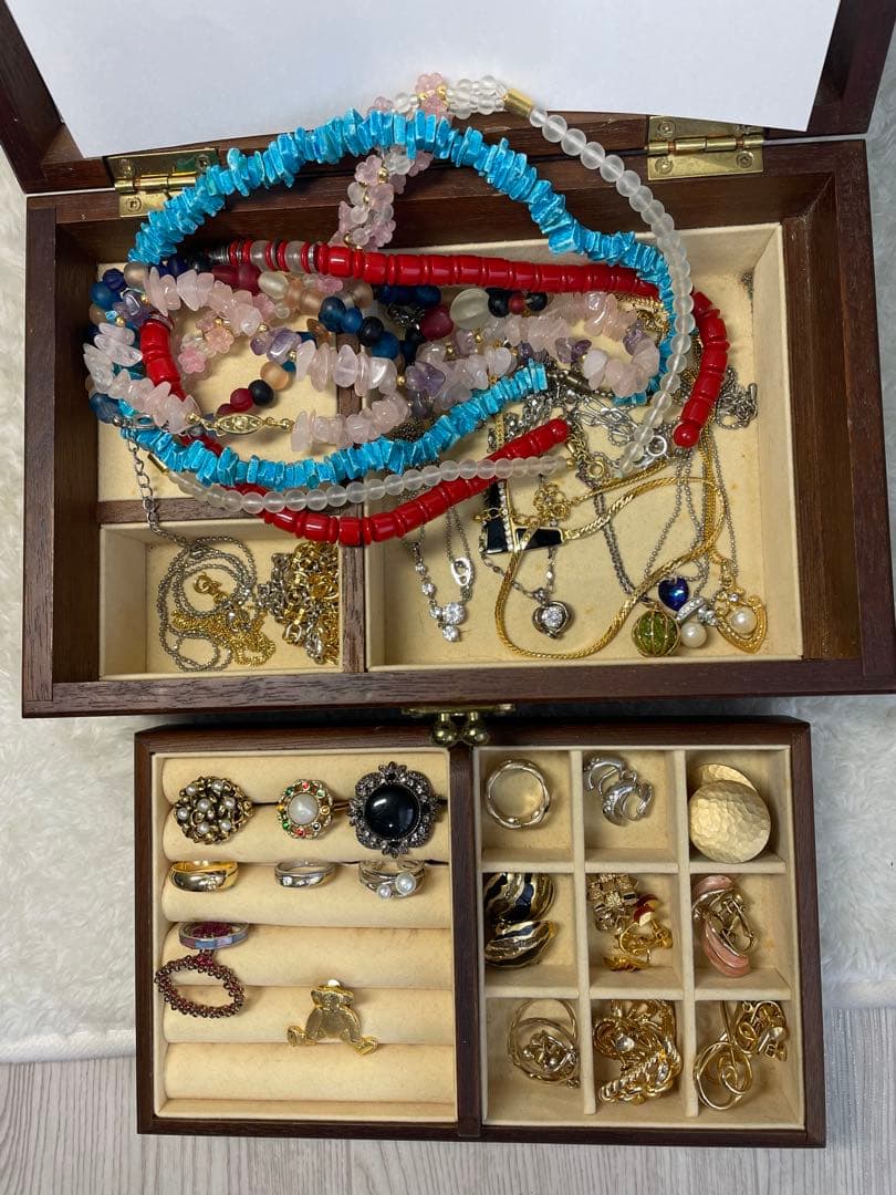 木製ジュエリーボックスと多彩なアクセサリーセット