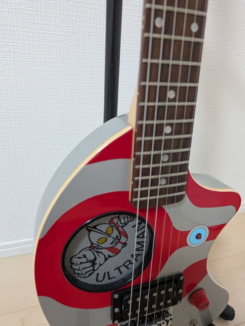 FERNANDES ZO-3 アンプ内蔵エレキギター ウルトラマン仕様