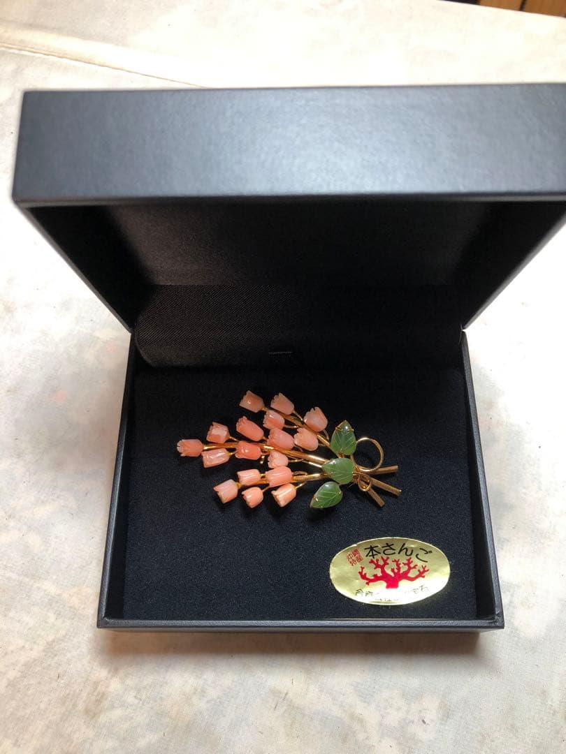 珊瑚 本さんご ブローチ 珊瑚 花 彫刻 翡翠 葉 彫刻 フラワーモチーフ