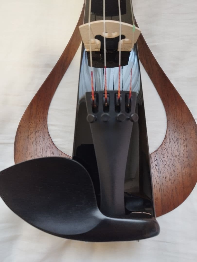 【超美品】YEV104 エレクトリックバイオリン 4弦ケース、弓と肩当てセット