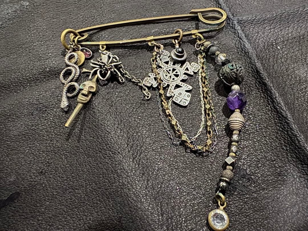 hyde愛用ブランド gundaブローチ