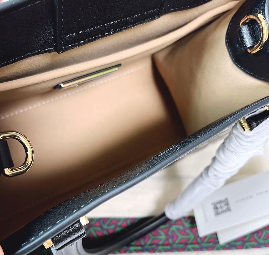 新作入荷✨️】トリーバーチ Tモノグラム トップハンドル エンボス