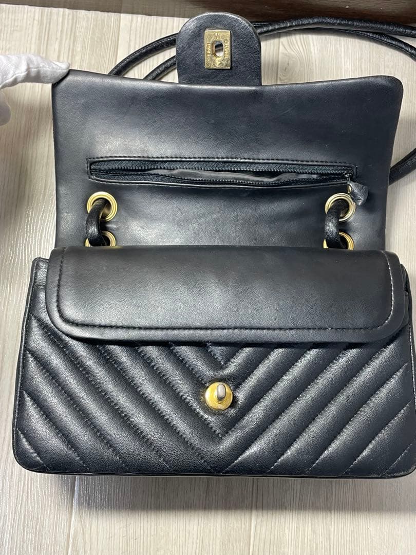 CHANELノベルティ シェブロン Vステッチ Wフラップ ショルダー