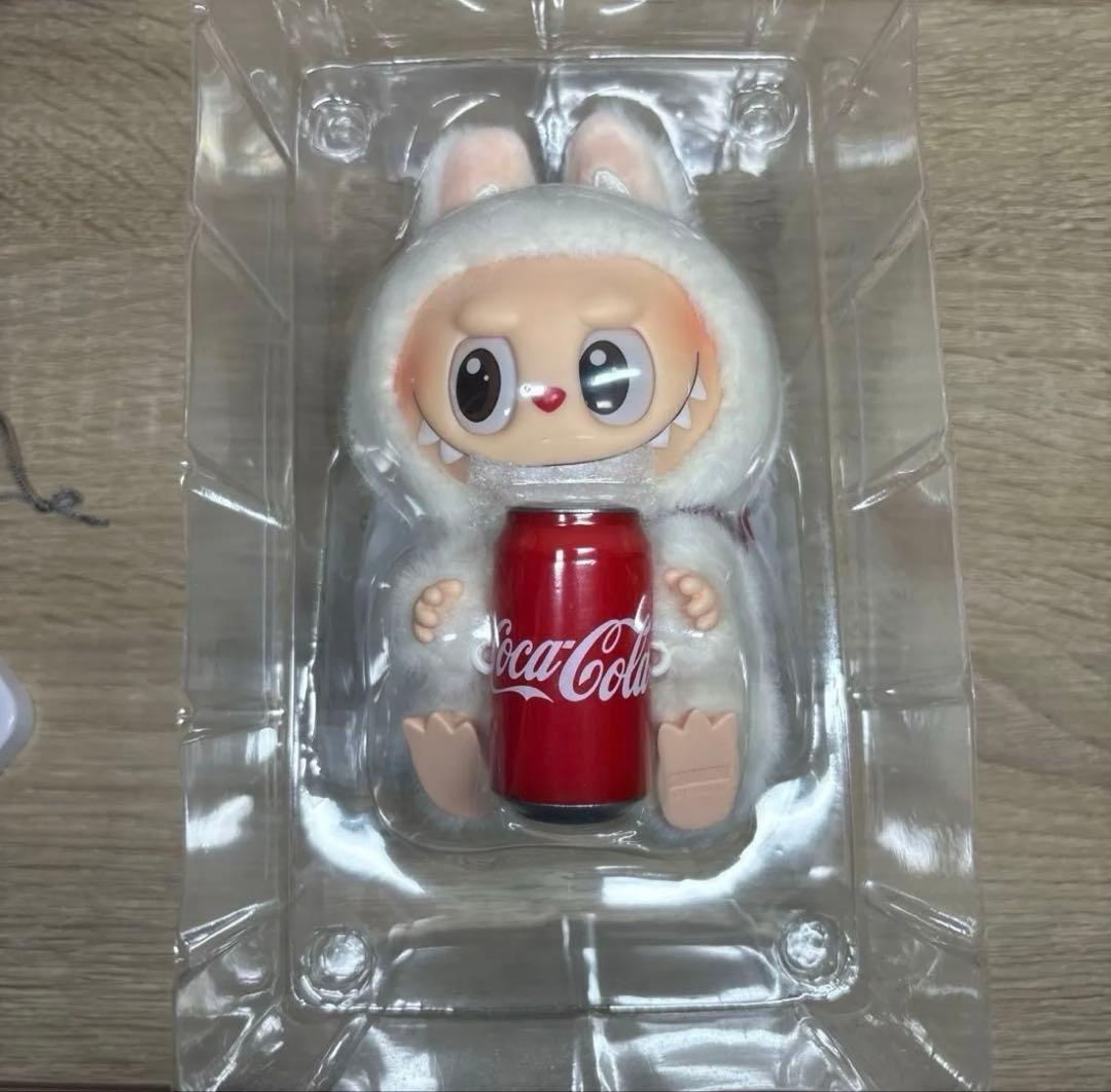 【新品正規品】 コカ・コーラ ラブブ 缶 &ラブブ イニシャル 2個セット