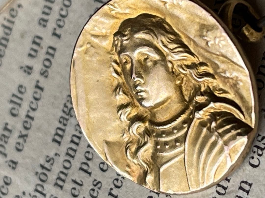 ジャンヌダルクのブローチフランスアンティークゴールドプレート